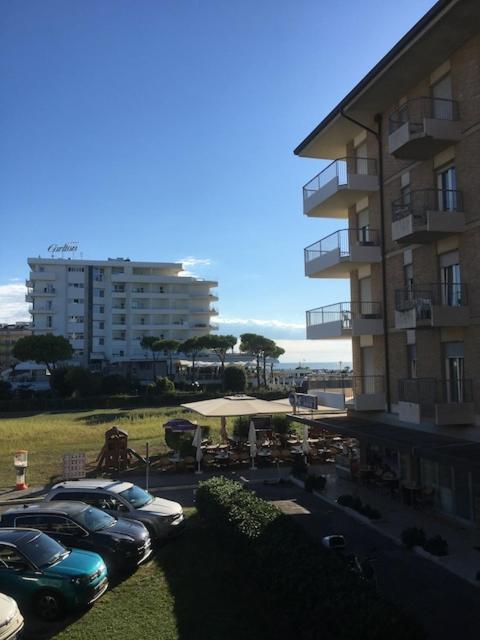 Residence Zeta - Walterigato Apartments Solo Per Famiglie Lido di Jesolo Bagian luar foto